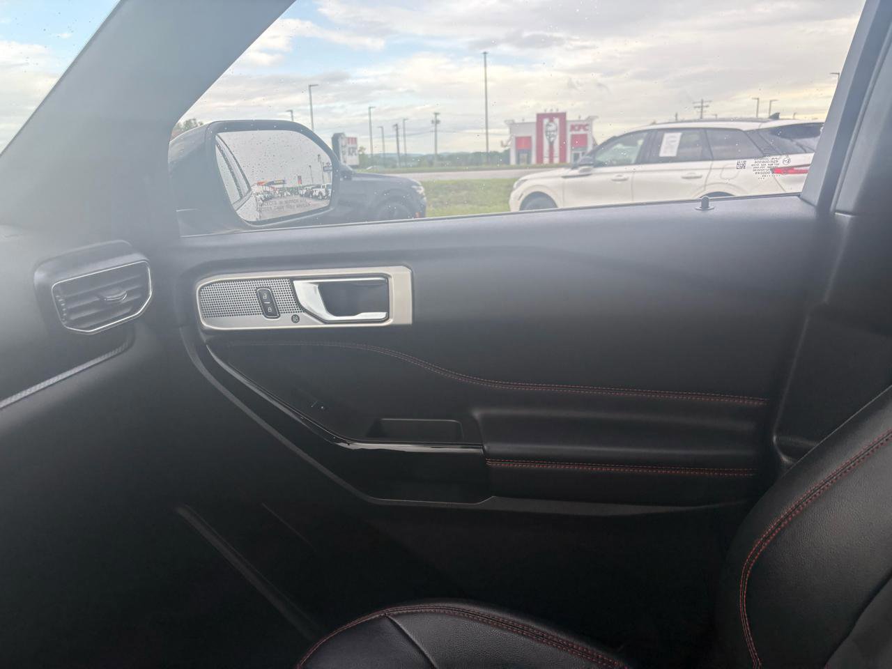 Certified 2023 Ford Explorer ST-Line w/ Class IV Trailer Tow Package image 23