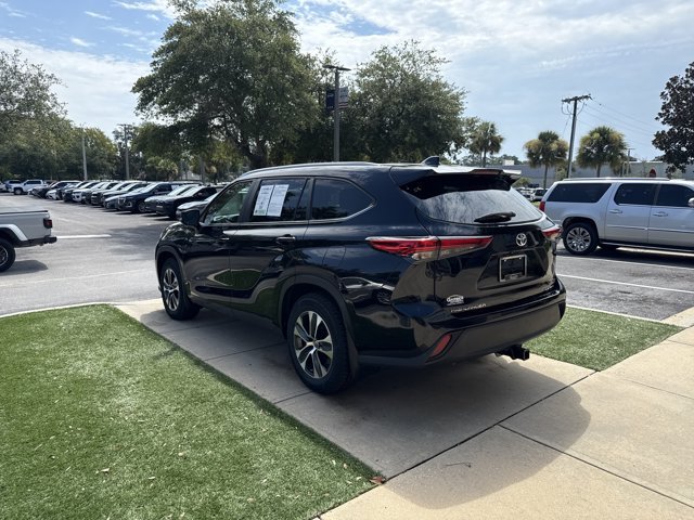 Used 2023 Toyota Highlander XLE AWD/4WD image 8