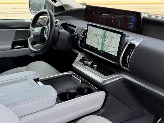 Certified 2025 Ford Expedition Max Platinum image 31