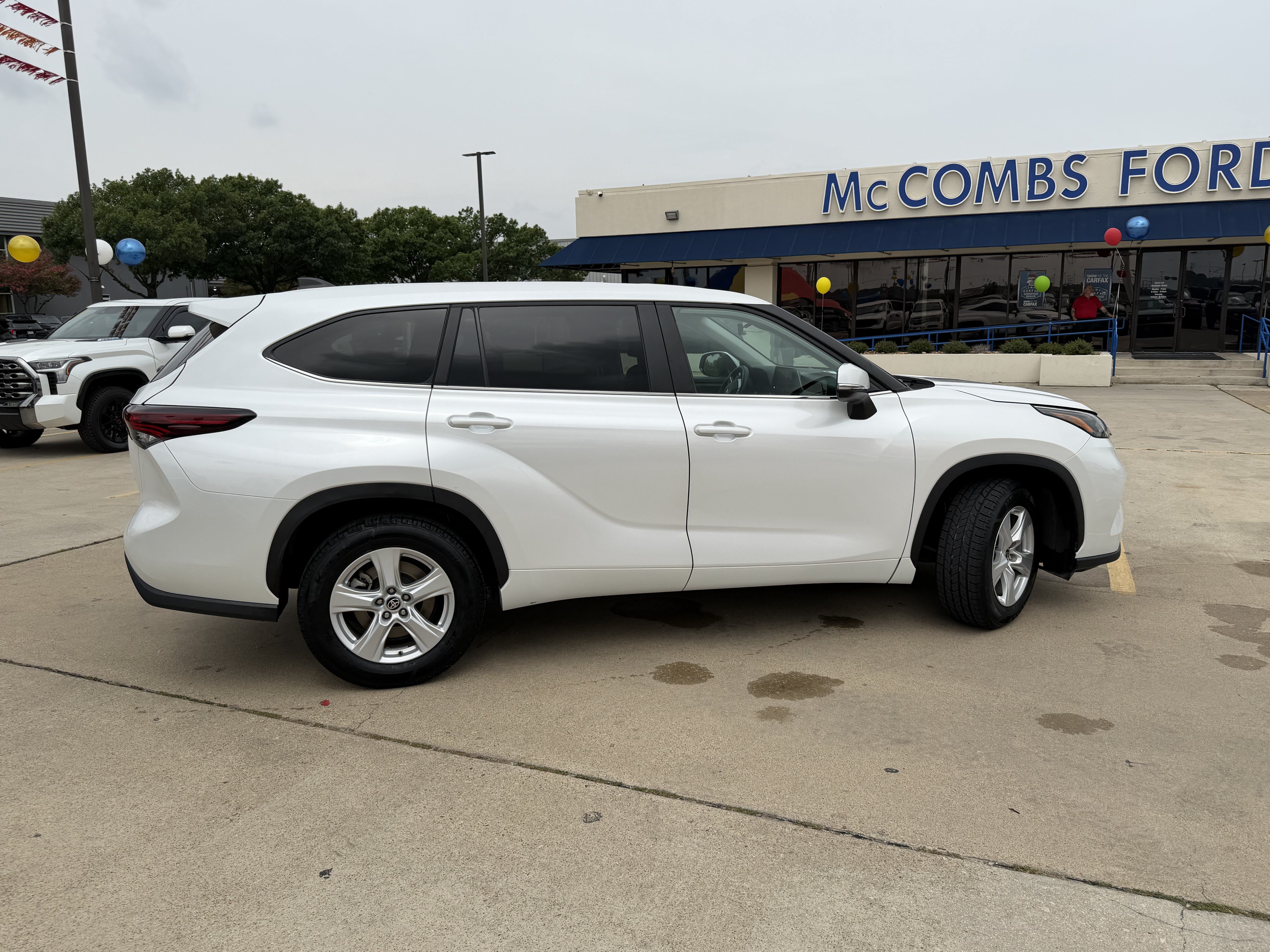 Used 2025 Toyota Highlander LE FWD image 4