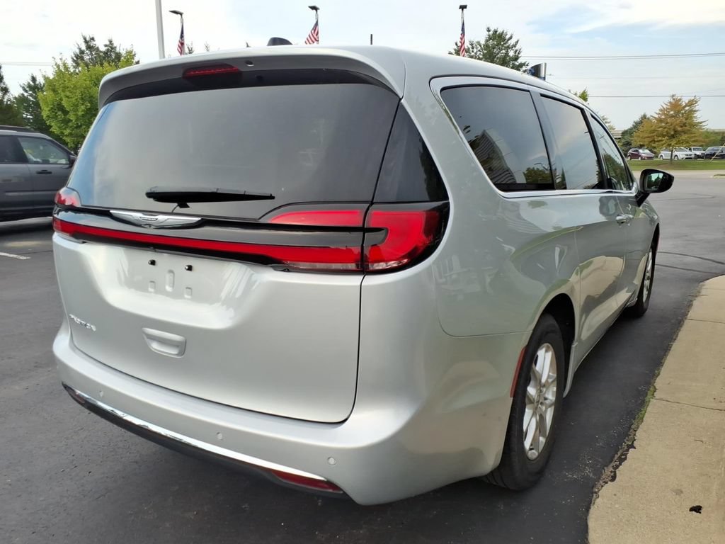 Used 2024 Chrysler Pacifica Touring-L FWD image 4