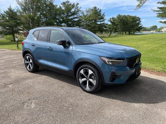 Used 2025 Volvo XC40 B5 Plus AWD/4WD image 29