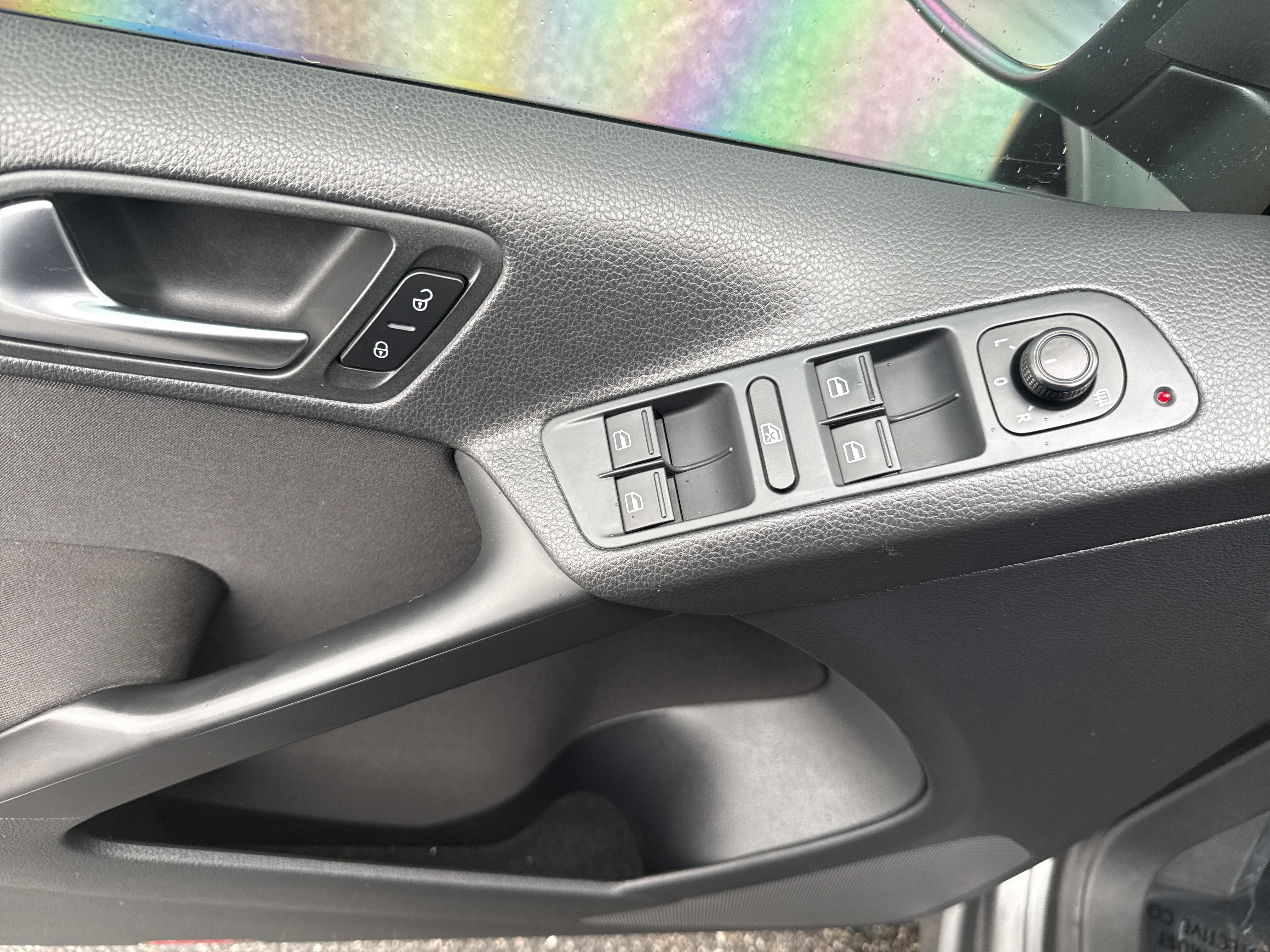 Used 2018 Volkswagen Tiguan Limited w/ Premium Package image 13