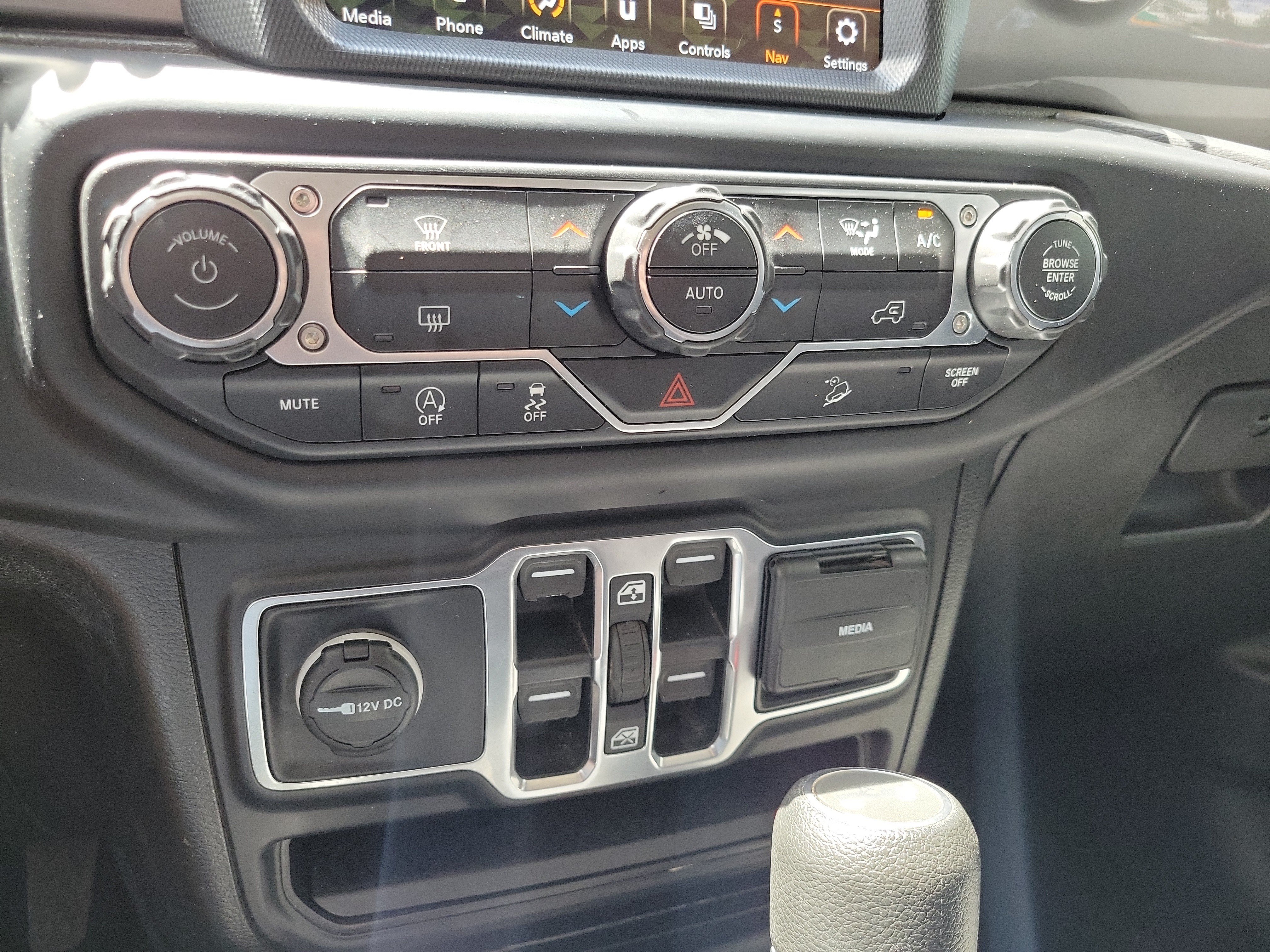 Used 2020 Jeep Wrangler Unlimited Sahara w/ Uconnect 4C Nav & Sound Group AWD/4WD image 30