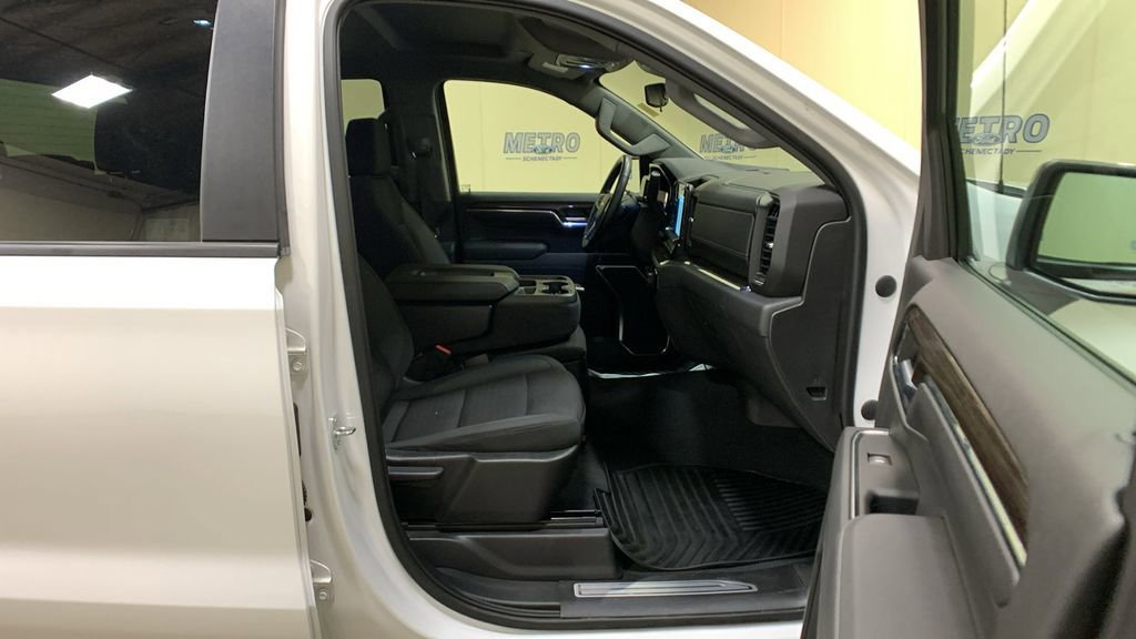 Used 2023 Chevrolet Silverado 1500 LT image 14