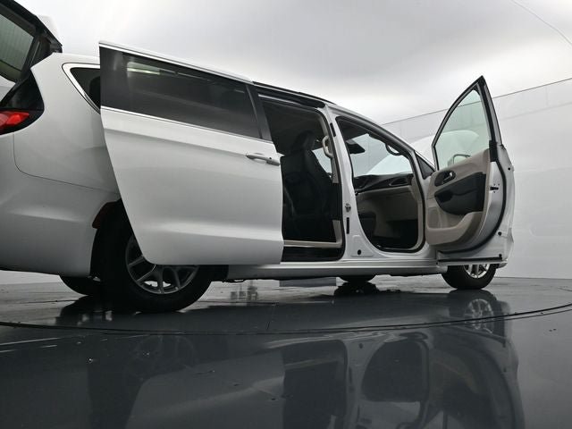 Used 2022 Chrysler Pacifica Touring-L FWD image 42