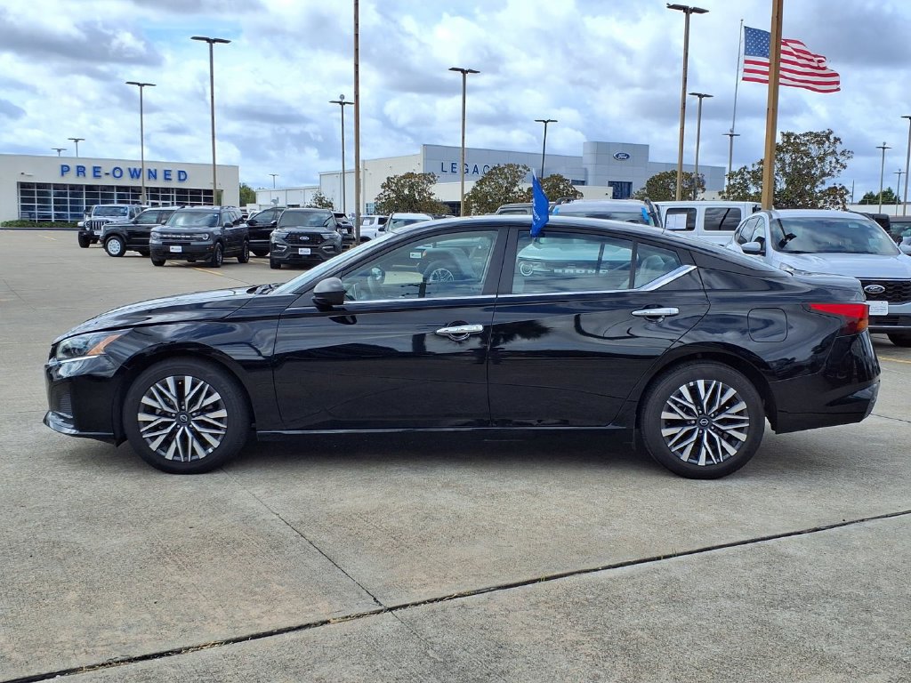 Used 2025 Nissan Altima 2.5 SV FWD image 3