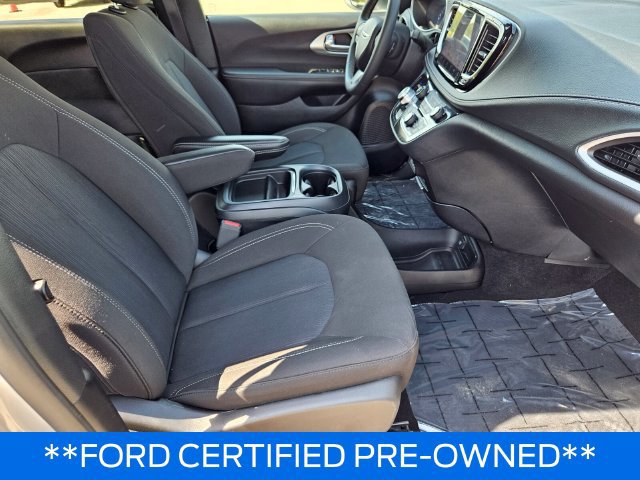 Used 2023 Chrysler Pacifica Touring FWD image 11