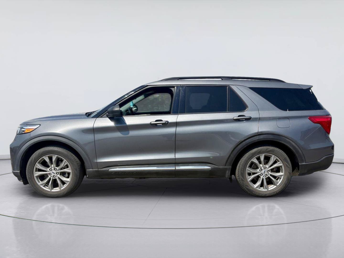 Certified 2022 Ford Explorer XLT w/ Equipment Group 202A RWD image 8