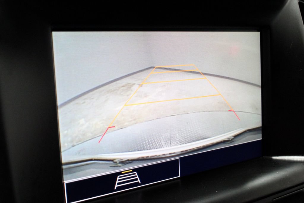 Used 2024 GMC Terrain SLE w/ Driver Convenience Package FWD image 2