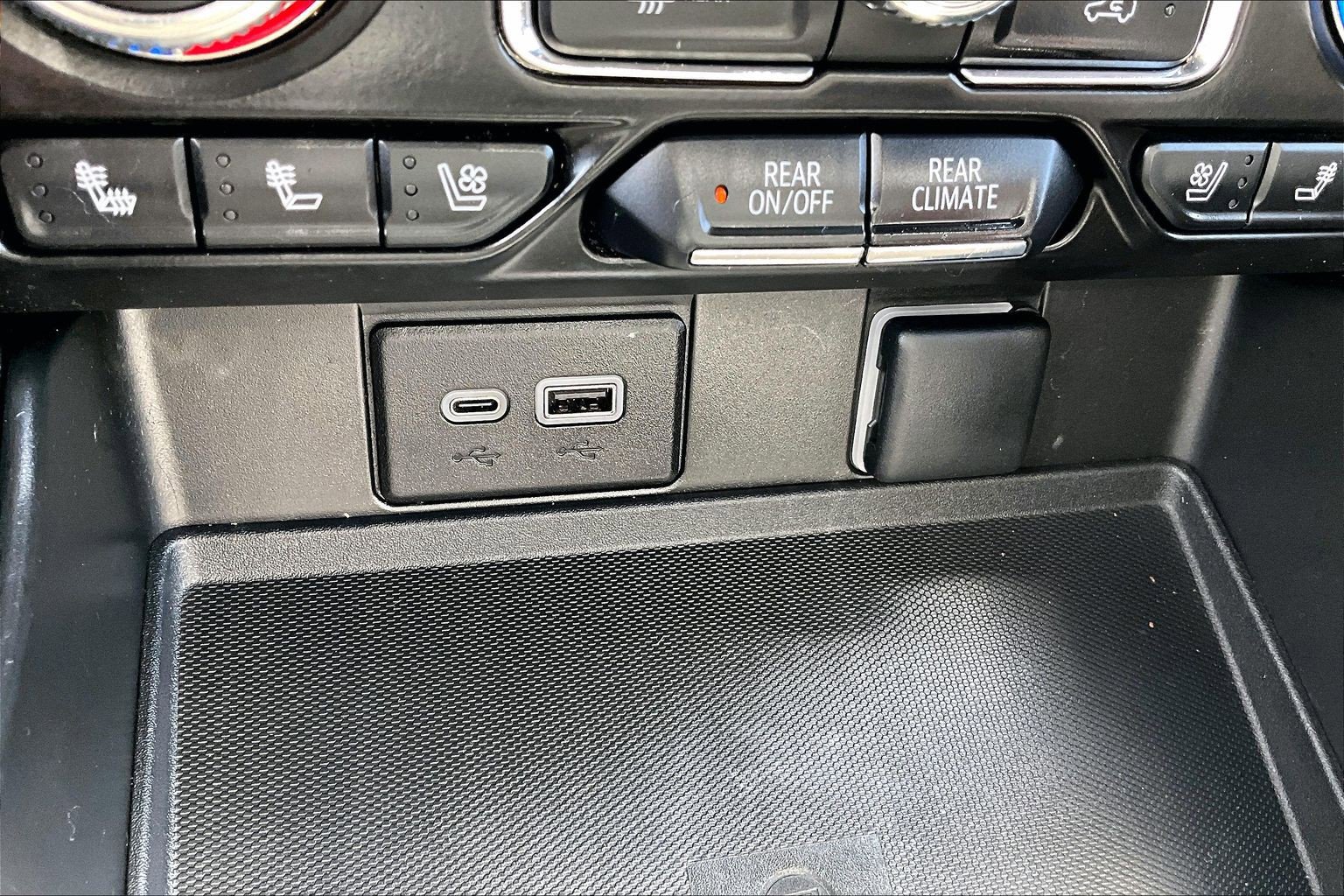 Used 2023 GMC Yukon XL SLT w/ SLT Premium Package AWD/4WD image 32