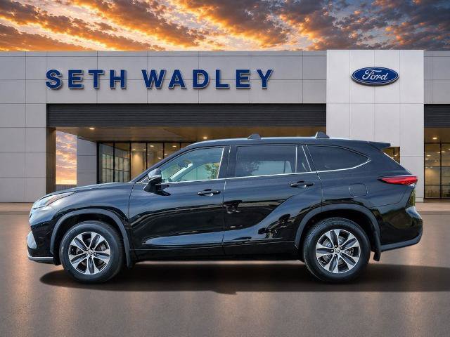 Used 2021 Toyota Highlander XLE AWD/4WD image 4