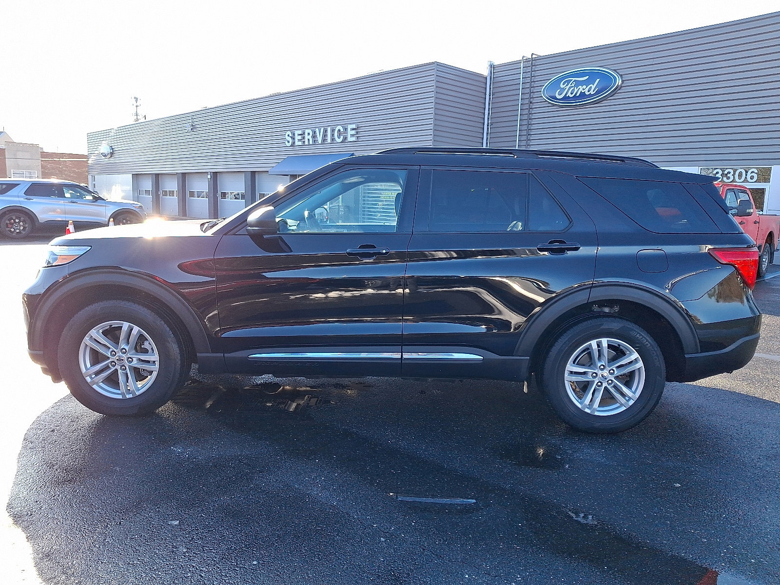 Certified 2022 Ford Explorer XLT w/ Equipment Group 202A image 9