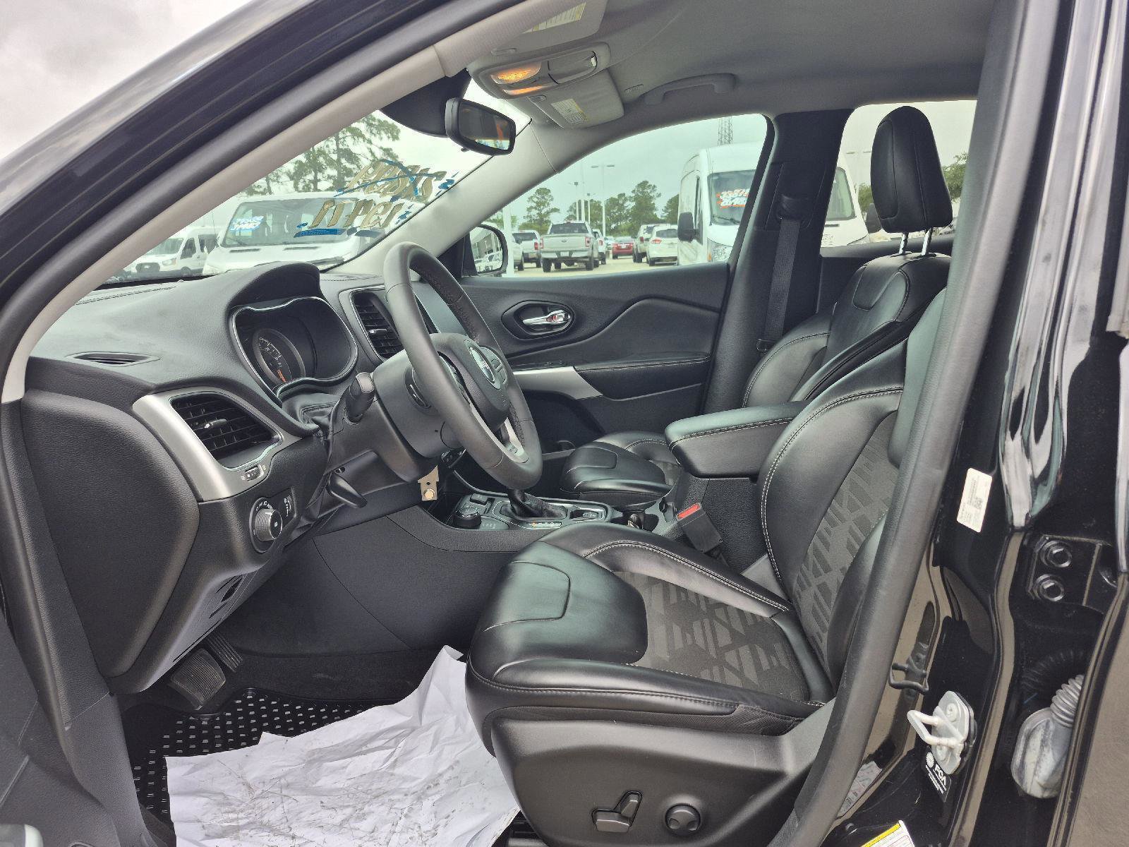 Used 2022 Jeep Cherokee Latitude AWD/4WD image 7