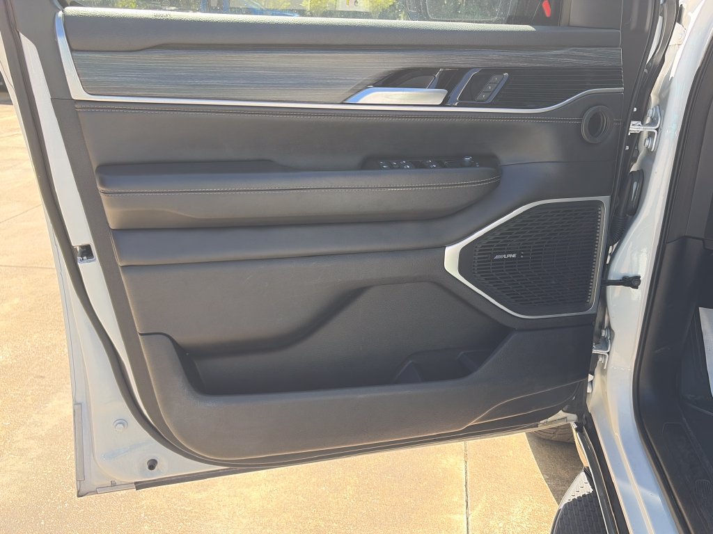 Used 2024 Jeep Wagoneer L Series II RWD image 26