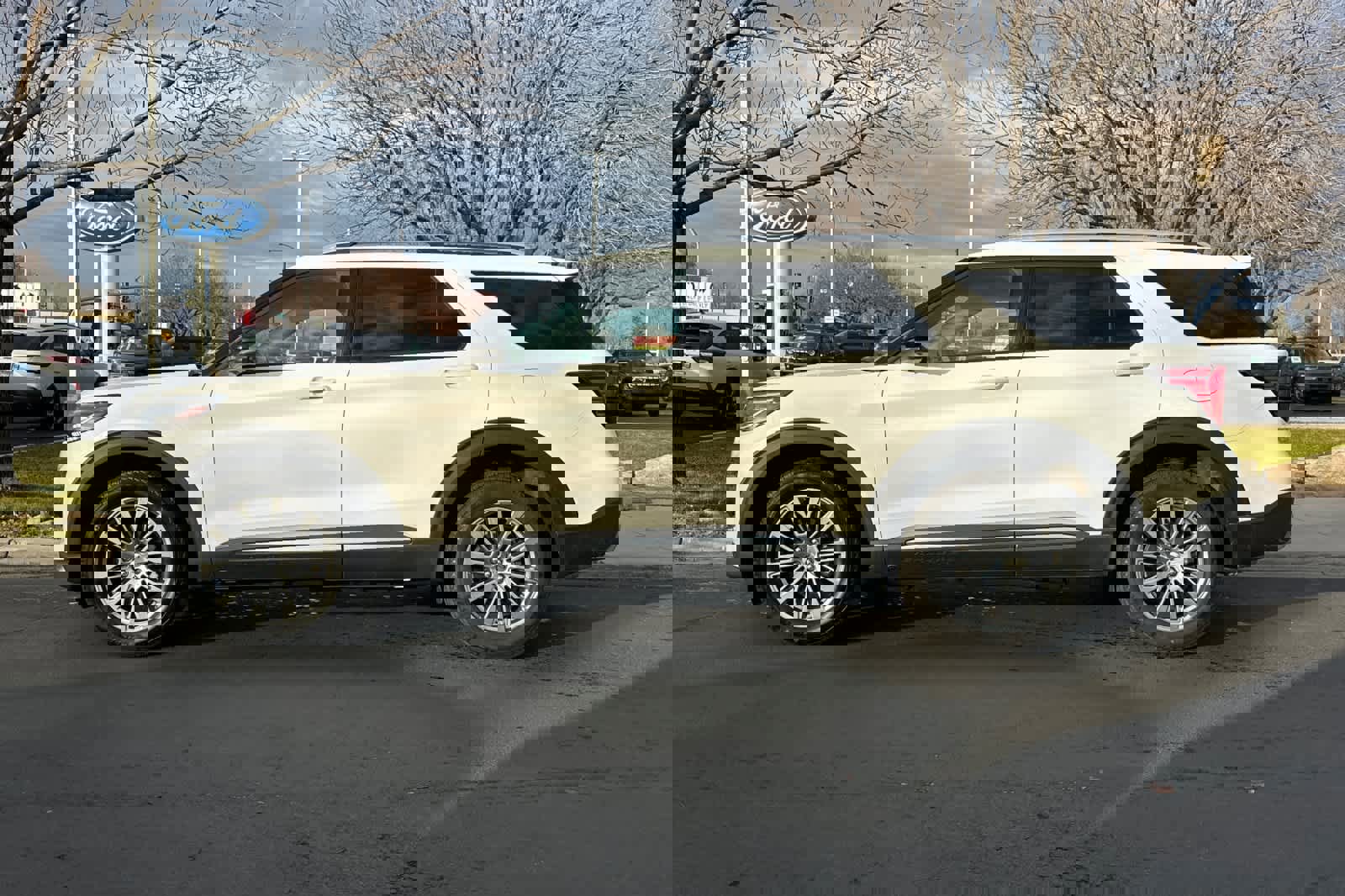 Certified 2025 Ford Explorer Platinum image 2