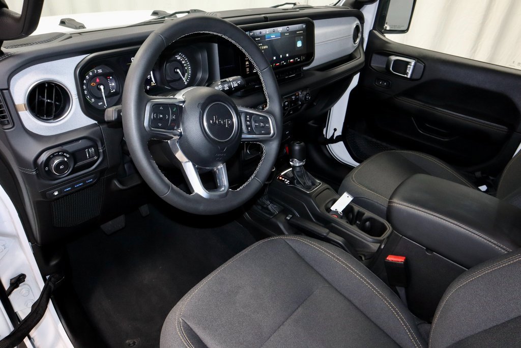 Used 2025 Jeep Wrangler Unlimited Sahara image 23