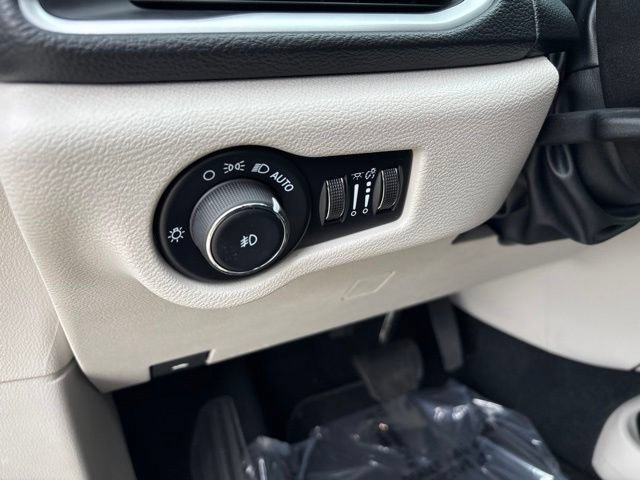 Used 2024 Chrysler Pacifica Limited FWD image 14