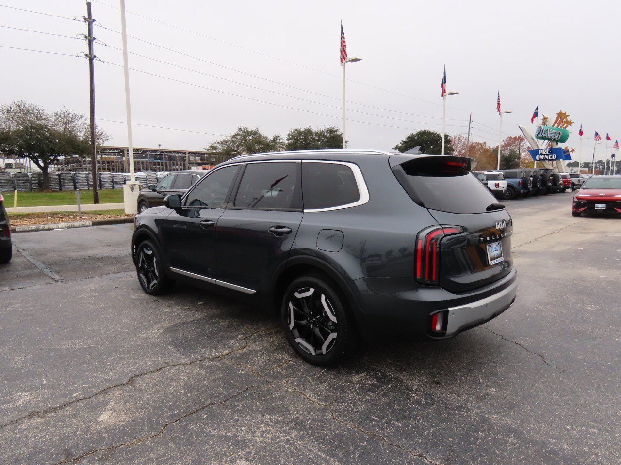 Used 2024 Kia Telluride EX w/ EX Captain's Chair Package image 3