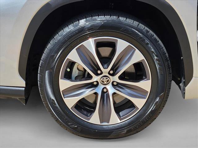 Used 2023 Toyota Highlander XLE image 26