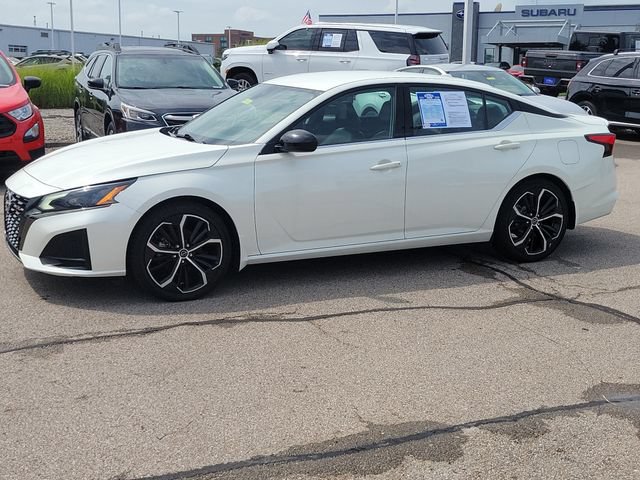 Used 2023 Nissan Altima 2.5 SR FWD image 2