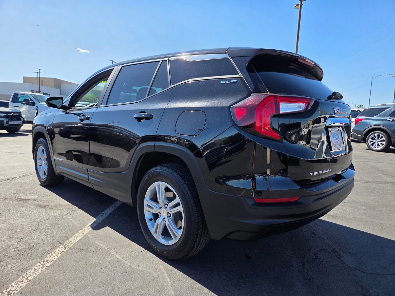 Used 2024 GMC Terrain SLE image 3