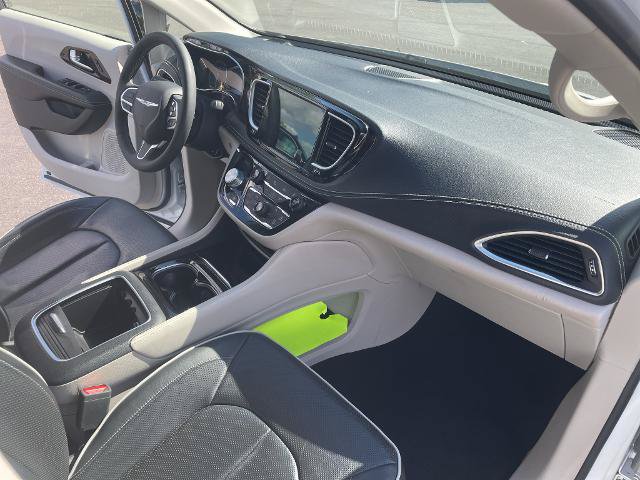 Used 2023 Chrysler Pacifica Limited AWD/4WD image 7