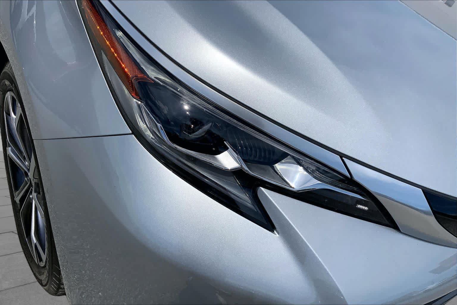 Used 2025 Toyota Sienna Platinum FWD image 28