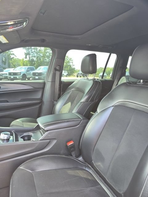 Used 2023 Jeep Grand Cherokee L Altitude AWD/4WD image 11