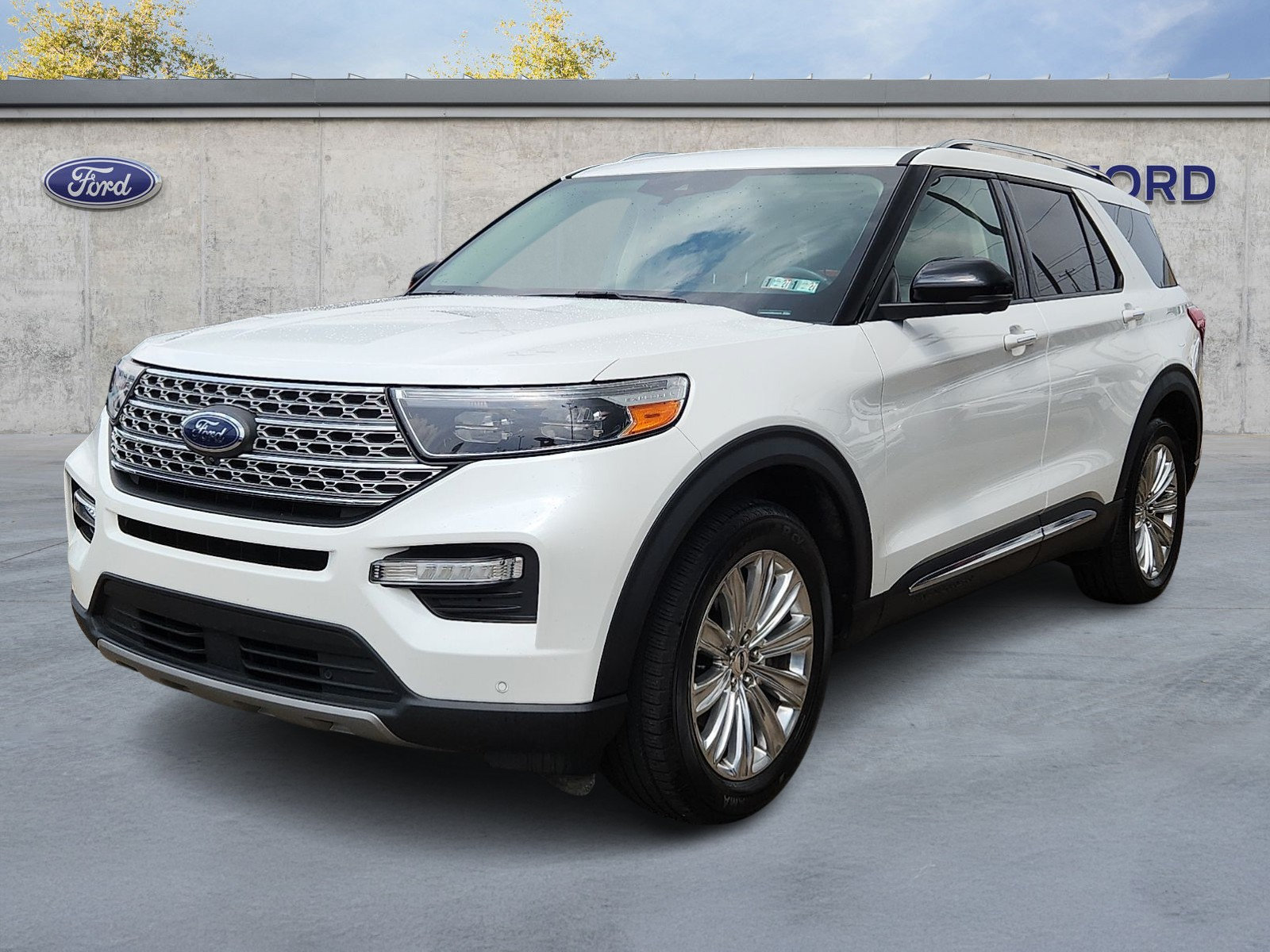 Certified 2021 Ford Explorer Limited w/ Equipment Group 301A AWD/4WD image 3