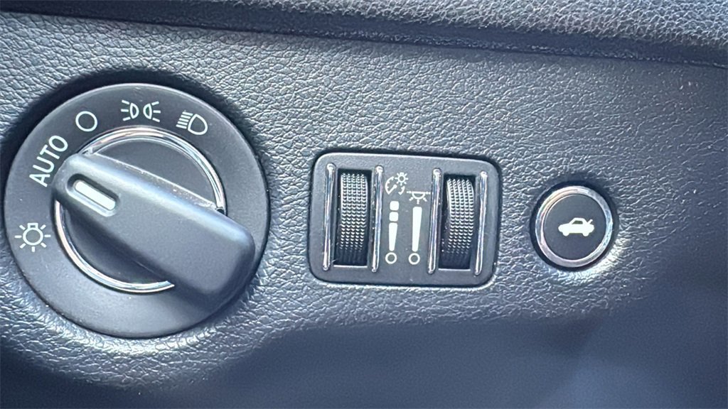 Used 2018 Chrysler 300 Touring L image 17