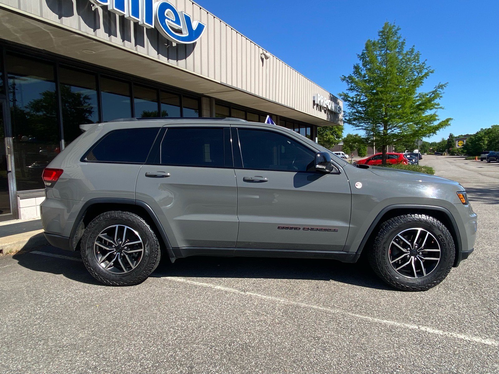 Used 2020 Jeep Grand Cherokee Trailhawk AWD/4WD image 2
