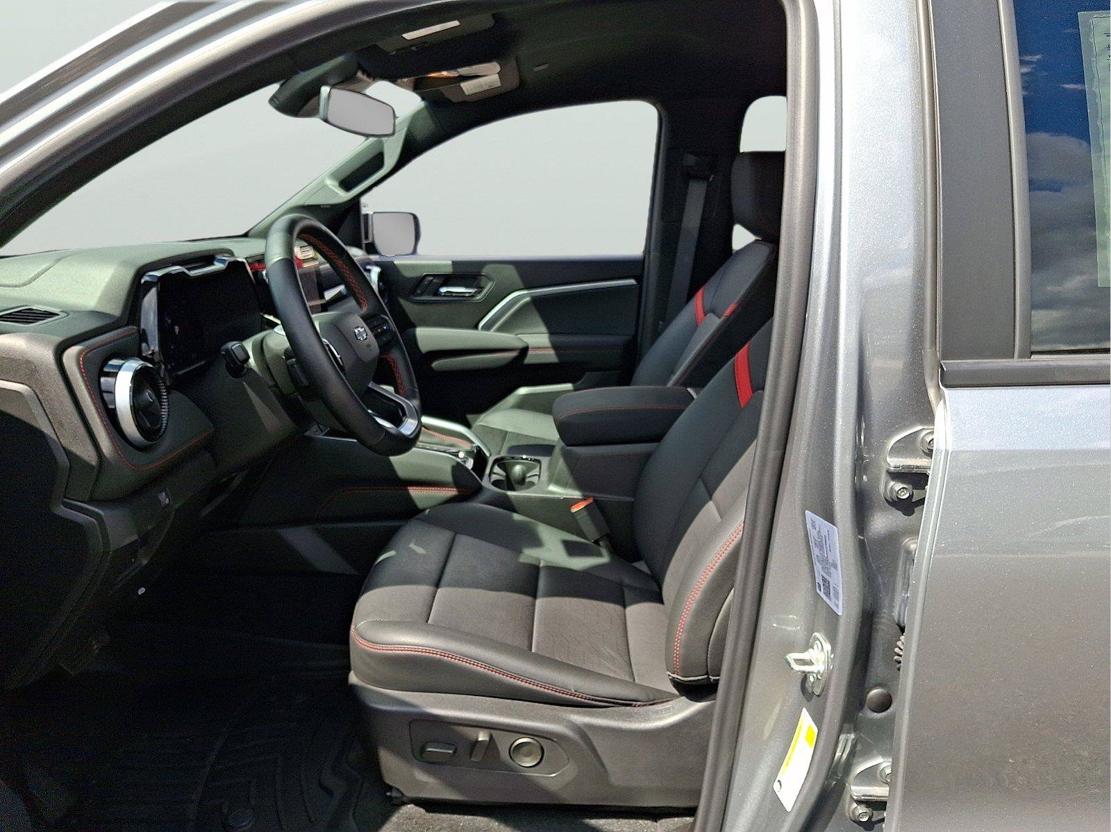 Used 2025 Chevrolet Colorado Z71 w/ Technology Package AWD/4WD image 13