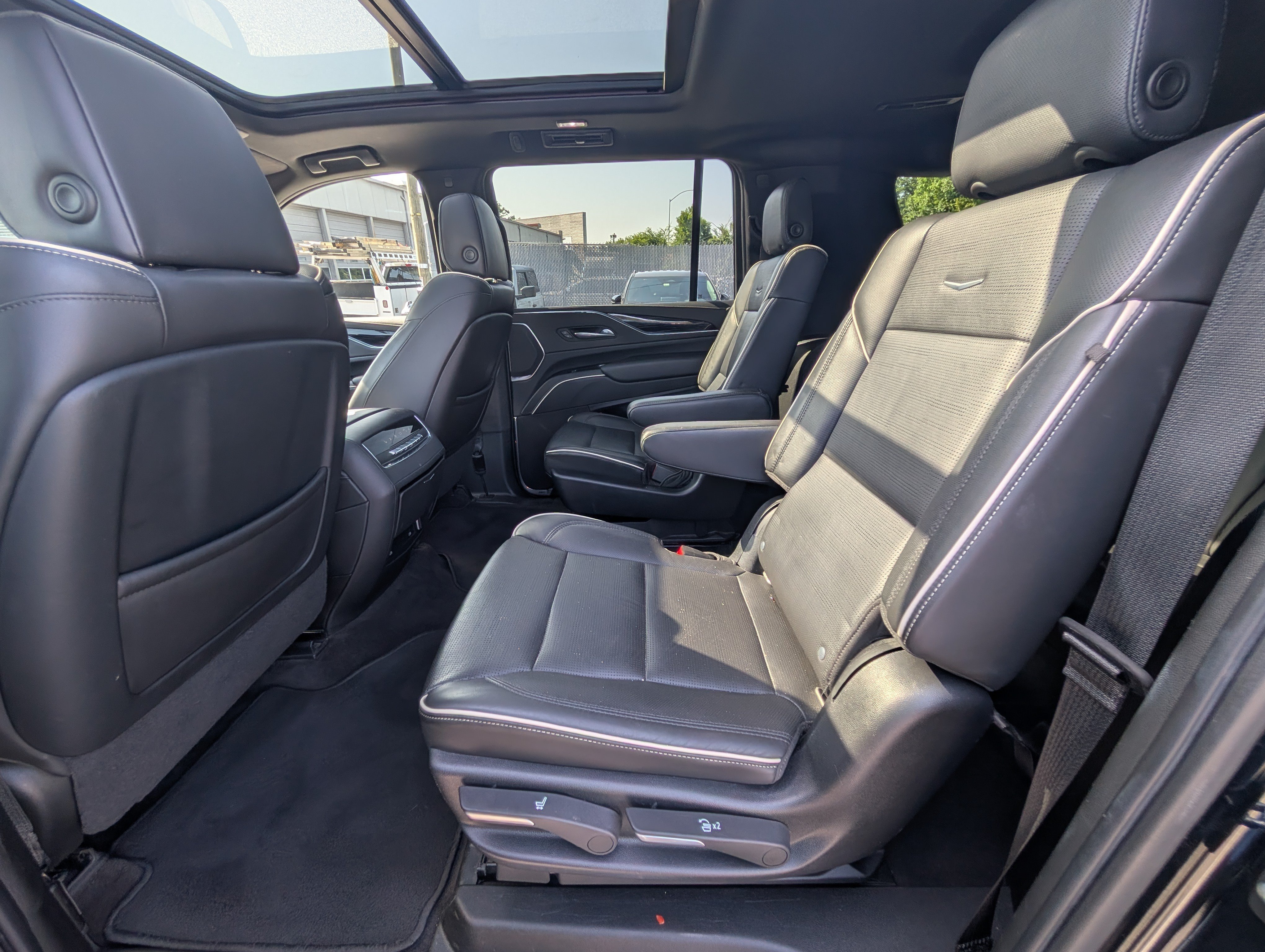 Used 2022 Cadillac Escalade ESV Sport AWD/4WD image 18