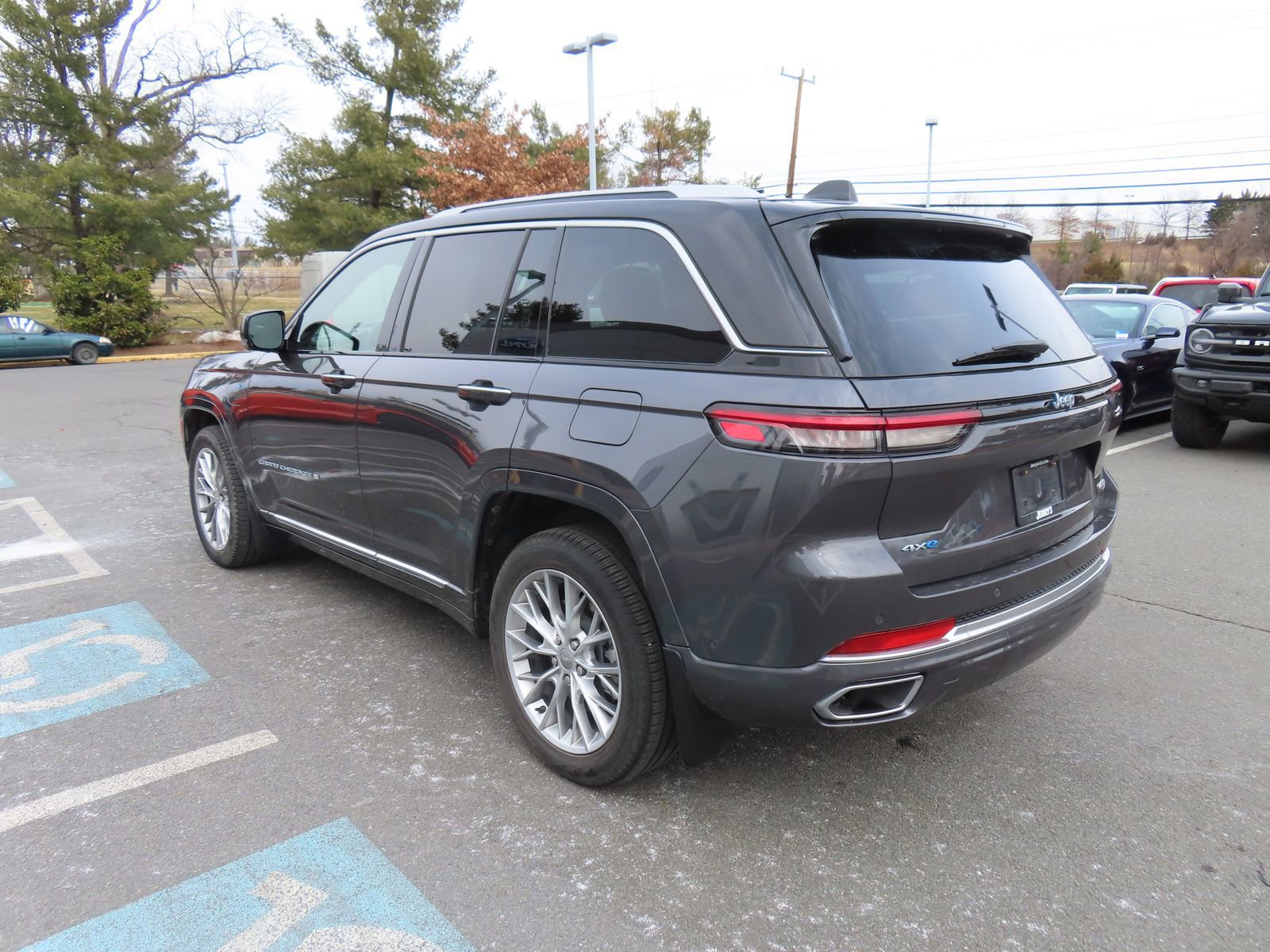 Used 2023 Jeep Grand Cherokee Summit w/ Luxury Tech Group V image 4