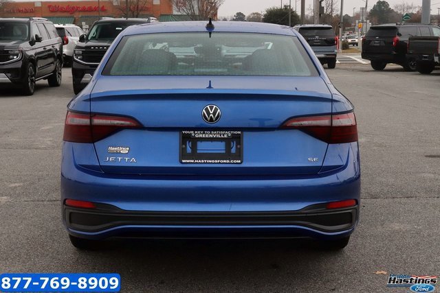 Used 2022 Volkswagen Jetta SE image 2