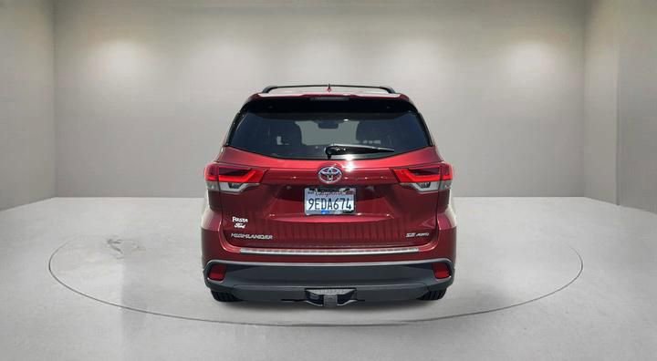 Used 2017 Toyota Highlander SE AWD/4WD image 2
