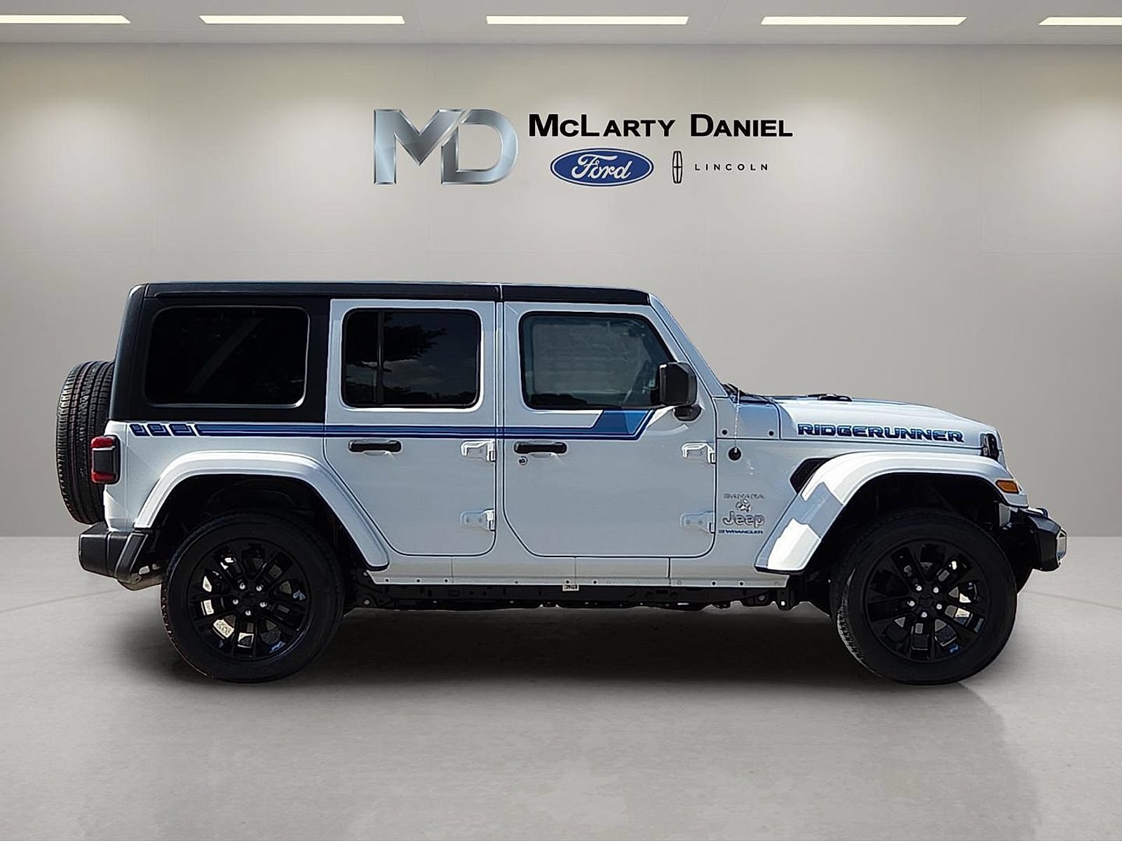 Used 2023 Jeep Wrangler Unlimited Sahara AWD/4WD image 6