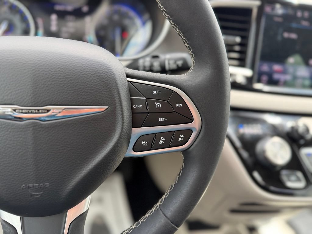 Used 2022 Chrysler Pacifica Touring-L FWD image 18