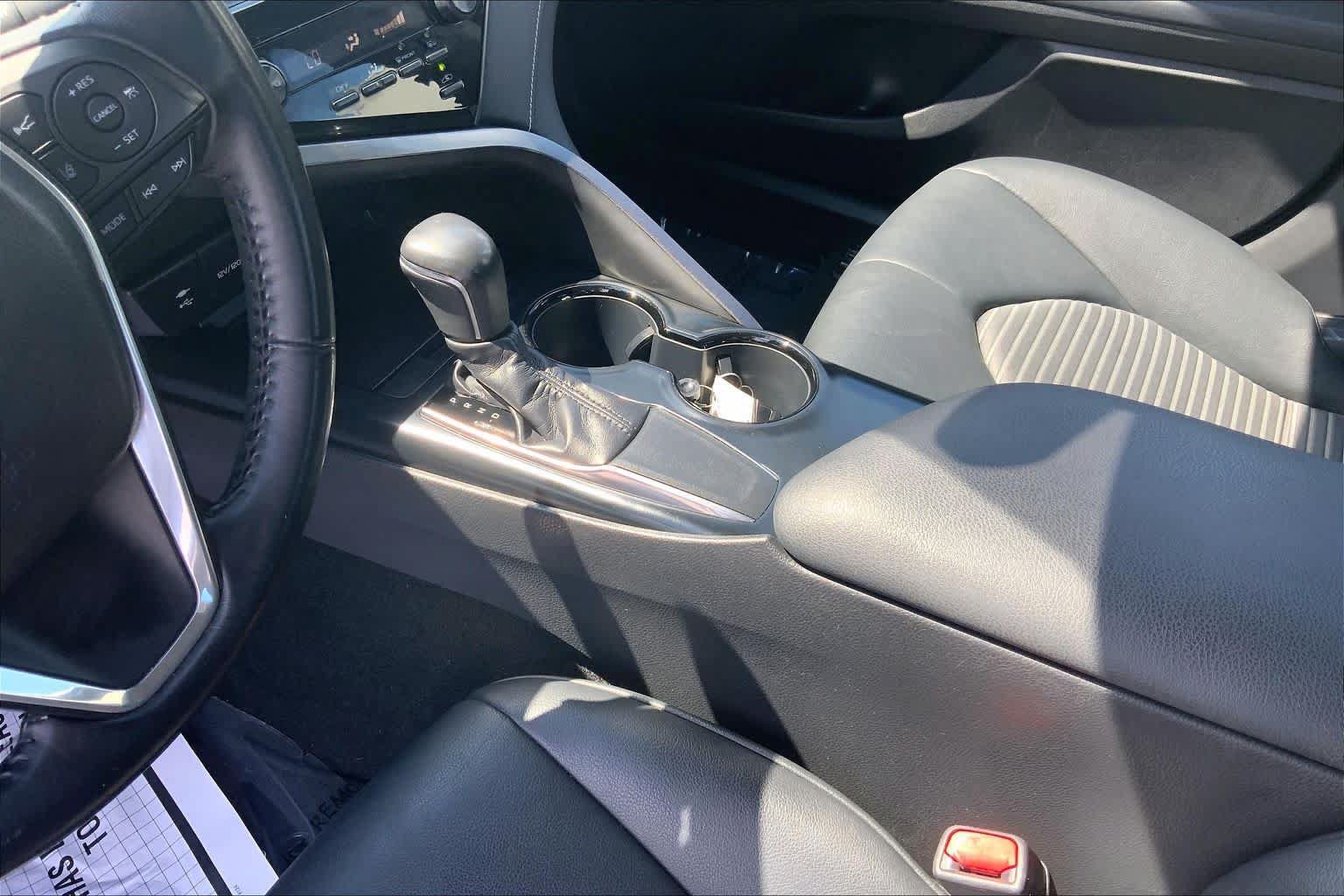 Used 2019 Toyota Camry SE w/ Convenience Package FWD image 17