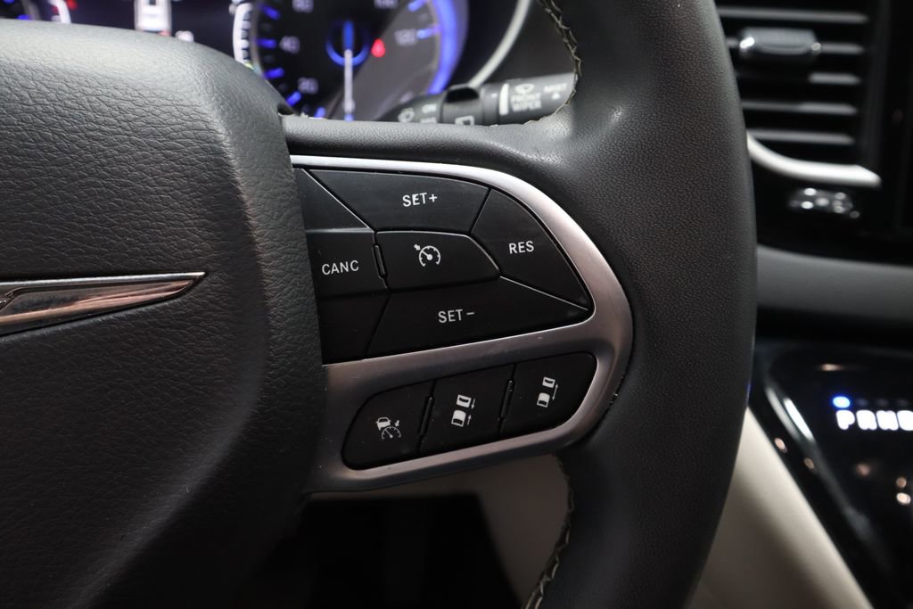 Used 2022 Chrysler Pacifica Touring-L FWD image 29
