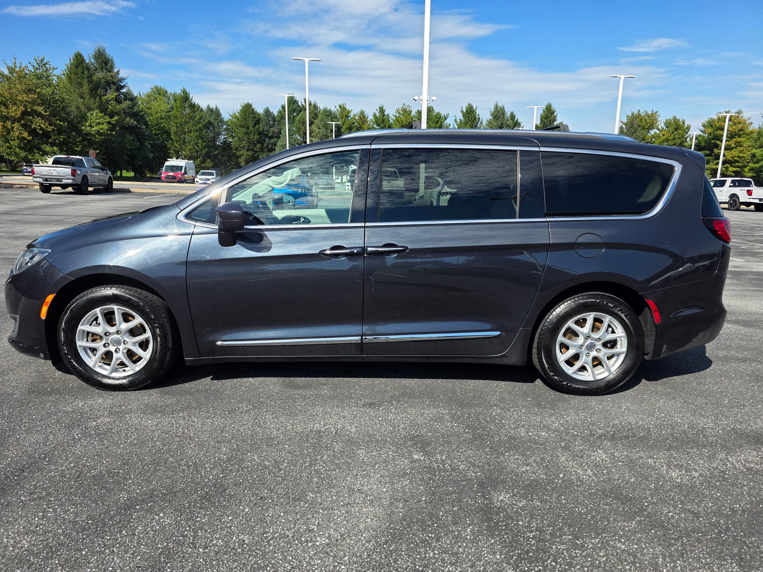 Used 2020 Chrysler Pacifica Touring-L FWD image 2