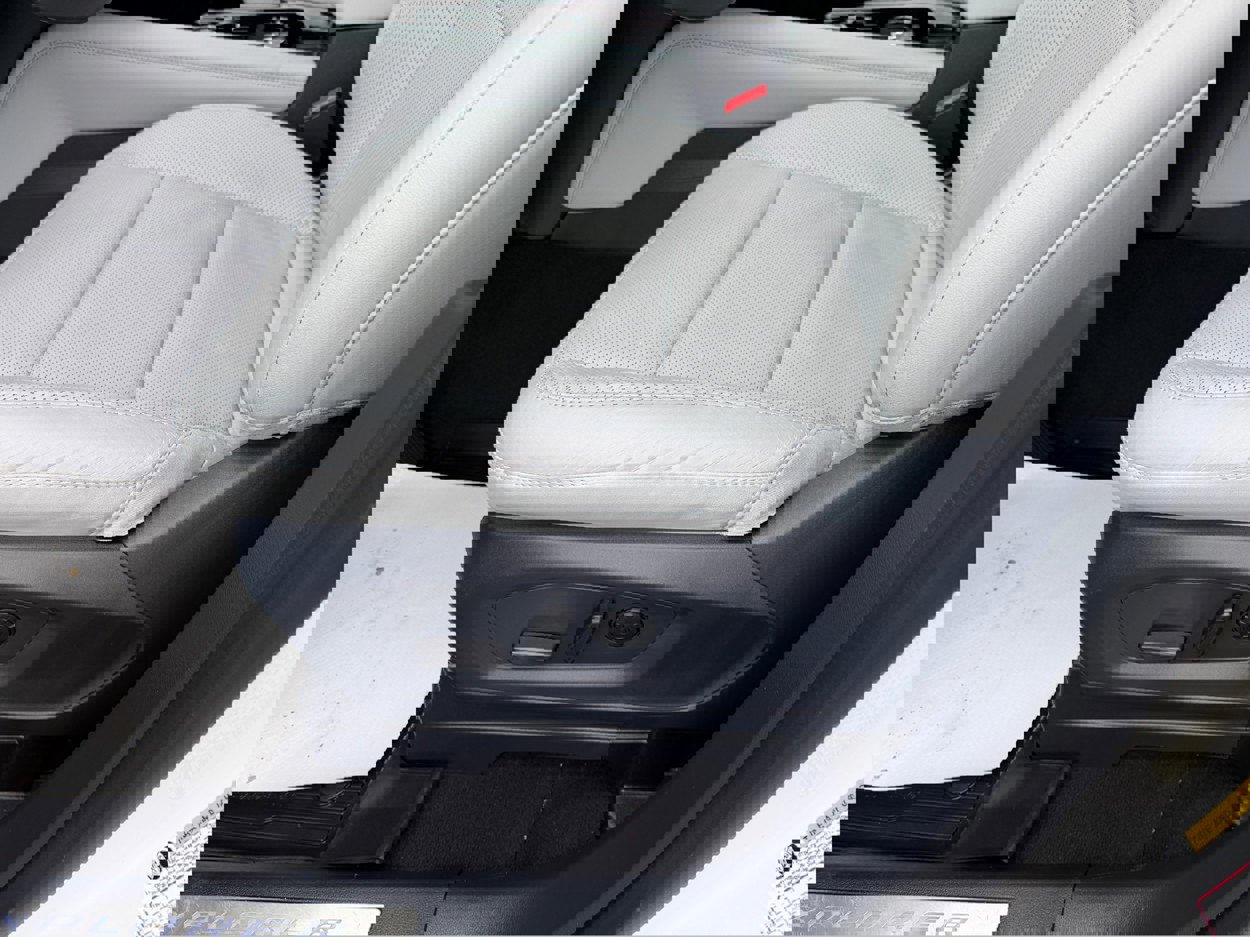 Certified 2025 Ford Explorer Platinum w/ LUX Leather Package image 21