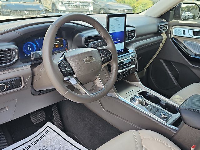 Certified 2024 Ford Explorer Platinum w/ Technology Package AWD/4WD image 17