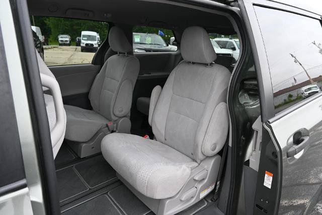 Used 2020 Toyota Sienna L FWD image 25