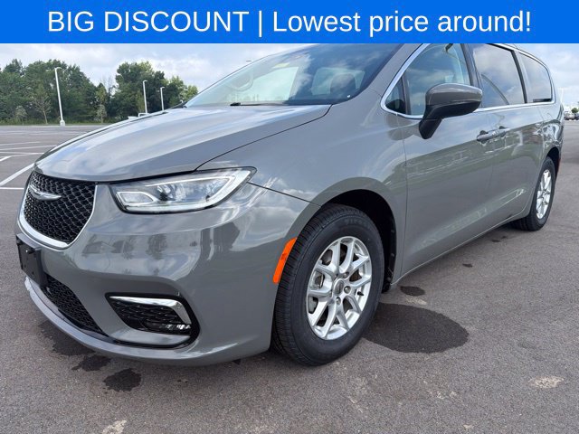 Used 2023 Chrysler Pacifica Touring-L FWD image 2