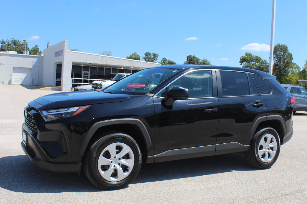 Used 2025 Toyota RAV4 LE AWD/4WD image 2