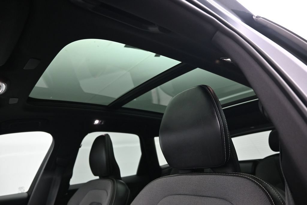 Used 2021 Volvo XC60 T8 R-Design w/ Advanced Package AWD/4WD image 11