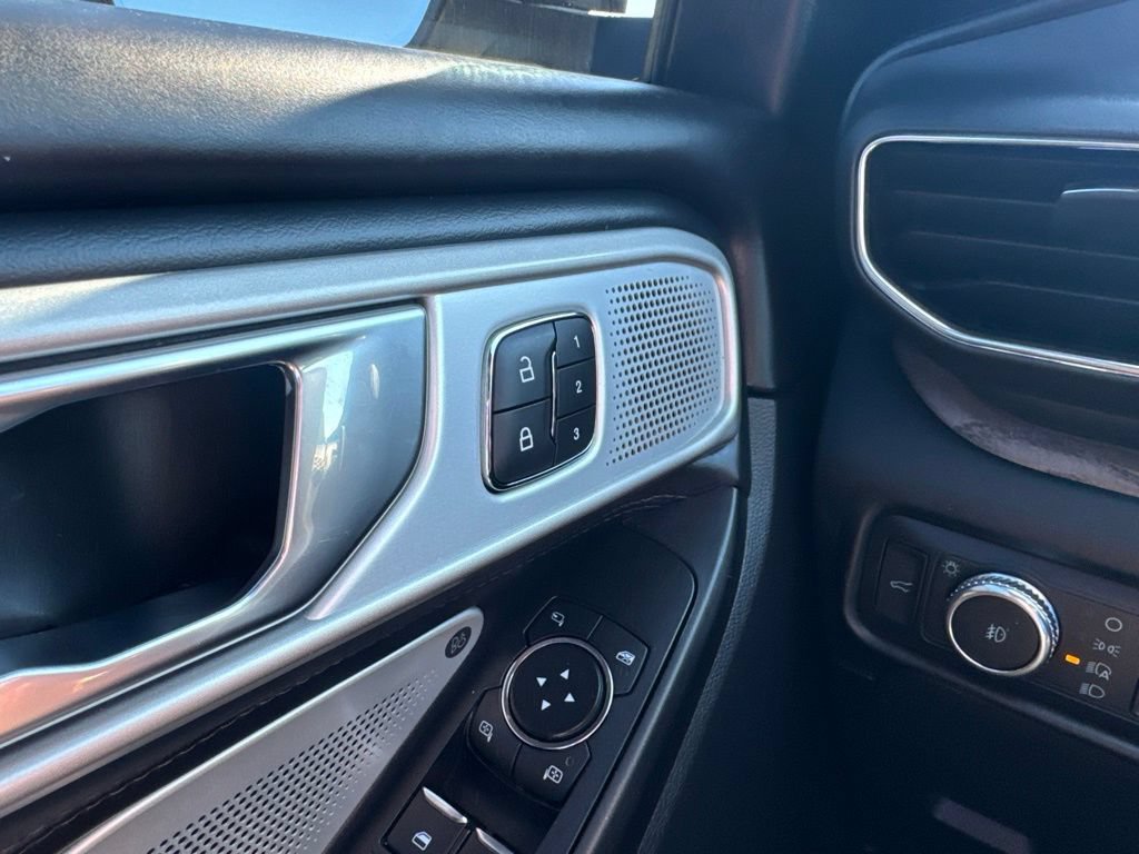 Certified 2020 Ford Explorer Platinum w/ Premium Technology Package AWD/4WD image 16