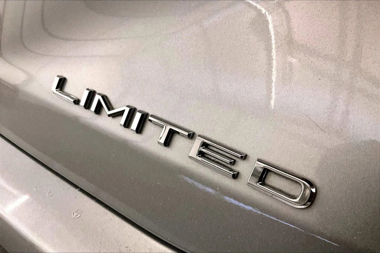 Used 2022 Toyota Avalon Limited w/ Advanced Safety Package image 13